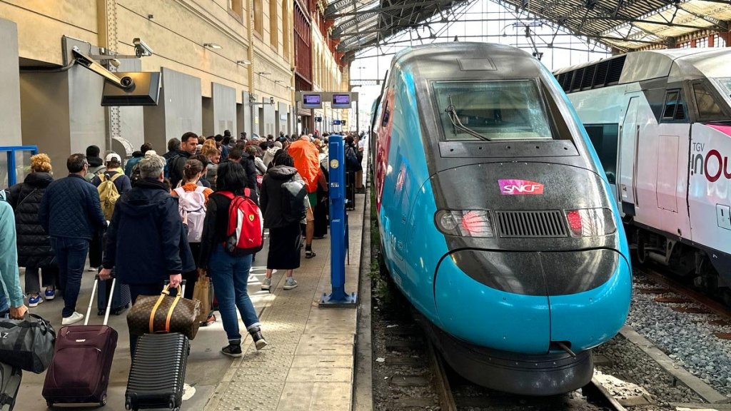 Avertizare de călătorie în Franța. Circulaţia feroviară, urbană şi interurbană va fi dată peste cap de o grevă