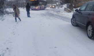 Drum periculos în Făget: Un utilaj de deszăpezire se chinuie să treacă de maşinile oprite pe marginea şoselei / "Sălicea! Oglindă pe jos"