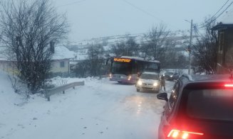 Drum periculos în Făget: Un utilaj de deszăpezire se chinuie să treacă de maşinile oprite pe marginea şoselei / "Sălicea! Oglindă pe jos"