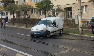 Accident în zona Minerva: O mașină a fost puternic avariată. Pompierii ISU au intervenit