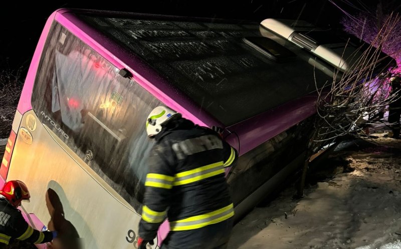 Un autobuz CTP a ajuns în șanț la Chinteni. Șoferul a avut nevoie de îngrijri medicale