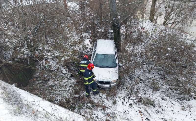 Mașină căzută sub un pod în județul Cluj. Un bărbat a fost transportat la spital