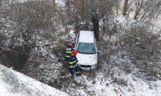 Mașină căzută sub un pod în județul Cluj. Un bărbat a fost transportat la spital
