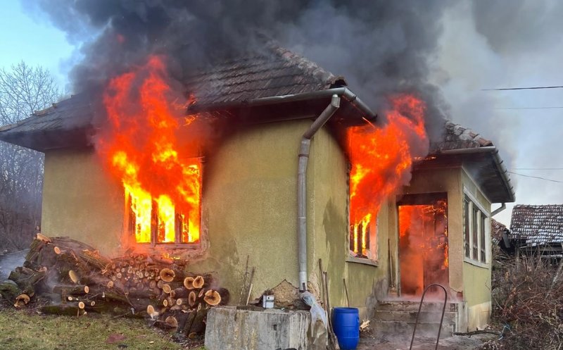 Casă curpinsă de flăcări lângă Cluj. Un bărbat de 70 de ani a suferit arsuri