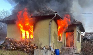 Casă curpinsă de flăcări lângă Cluj. Un bărbat de 70 de ani a suferit arsuri