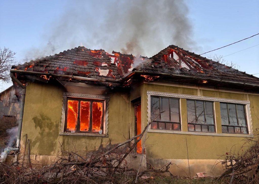 Casă curpinsă de flăcări lângă Cluj. Un bărbat de 70 de ani a suferit arsuri