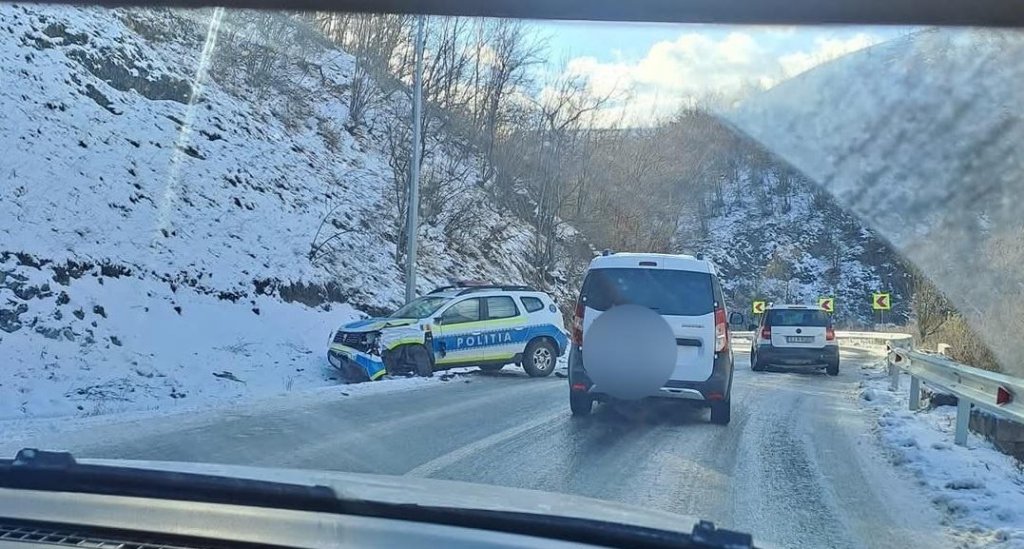 Polițiștii clujeni au sancționat firma de deszăpezire după ce un vehicul al autorităților a ajuns în șanț lângă Băișoara