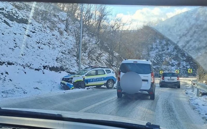 Polițiștii clujeni au sancționat firma de deszăpezire după ce un vehicul al autorităților a ajuns în șanț lângă Băișoara