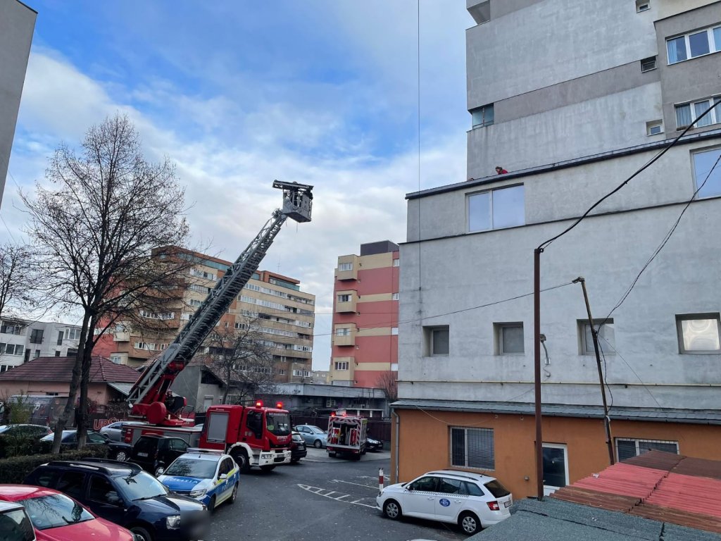 Minor, căzut de la etajul 6 al unui bloc în Mărăști. Tânărul a fost transportat la spital