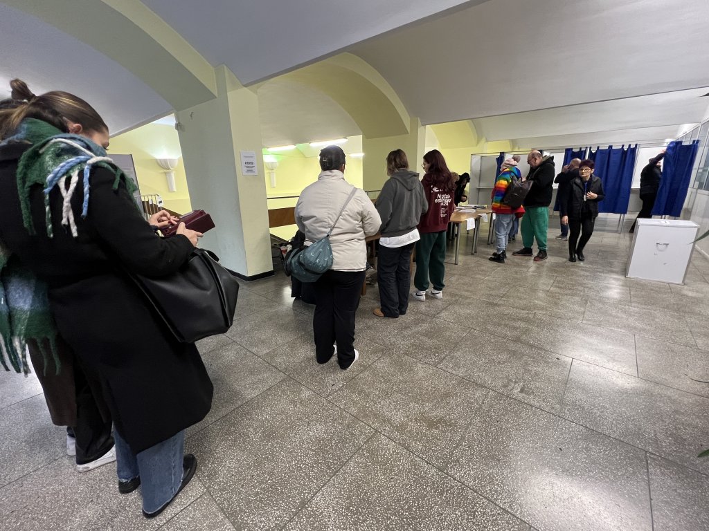 Tinerii s-au mobilizat la Cluj să voteze noul președinte: „E foarte imprevizibil rezultatul la alegeri” / „Am votat pentru schimbare”