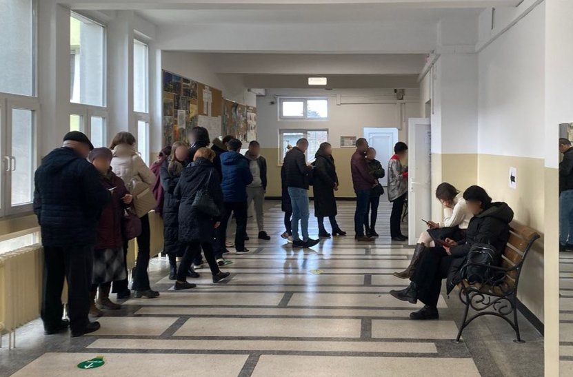Cozi lungi la vot în Cluj pentru alegătorii din alte județe. Tinerii entuziaști domină scena: „M-am bucurat să văd atât de mulți tineri"