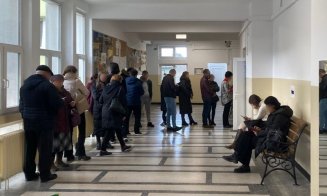 Cozi lungi la vot în Cluj pentru alegătorii din alte județe. Tinerii entuziaști domină scena: „M-am bucurat să văd atât de mulți tineri"