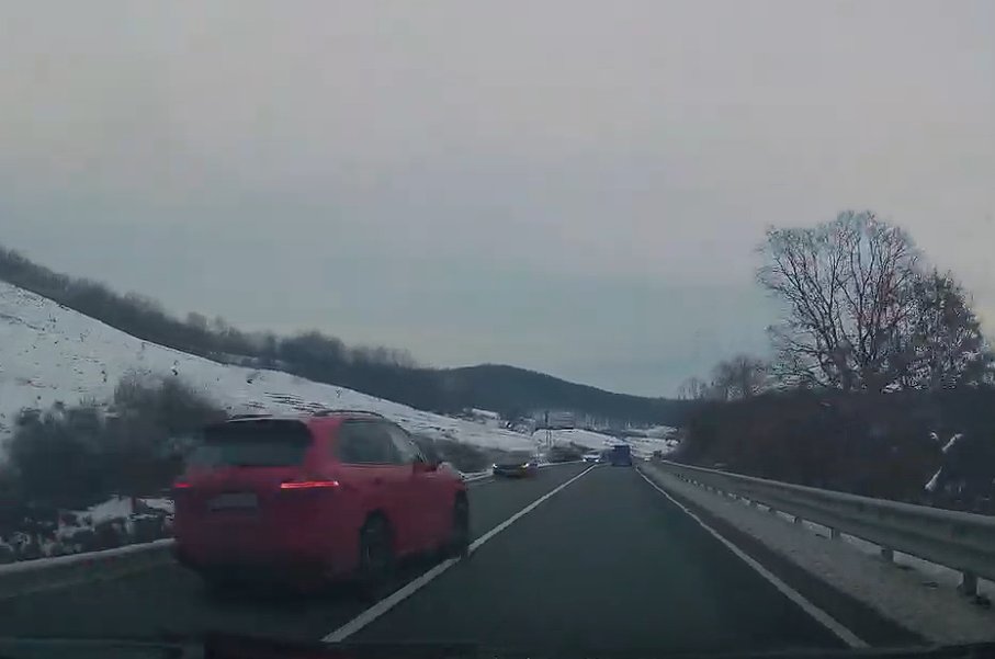 Incident periculos pe un drum din Cluj: o șoferiță a ignorat regulile și era să provoace un accident cumplit
