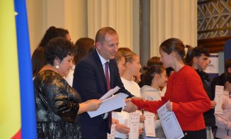 Elevii și profesorii merituoși ai Clujului, recompensați de Consiliul Județean: "Cea mai bună investiție pe care o pot face părinții este cea în 