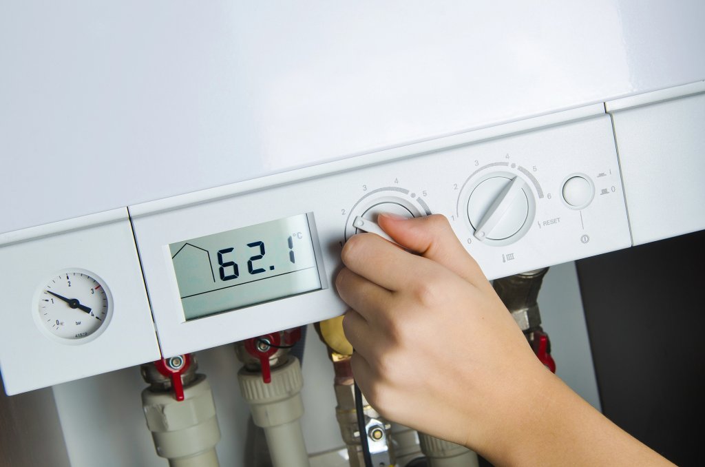Aproape jumătate dintre români nu vor să renunțe la centralele de apartament pe gaz. Cum motivează decizia