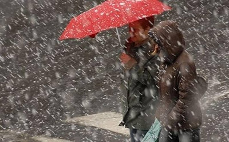 Vreme rea pe final de săptămână! Meteorologii anunță ploi, polei, vânt și ninsori în toată țara