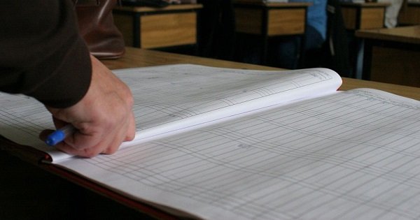 Profesor: "Când elevului i se dă o notă proastă, mai mult se demotivează. Se adâncește în rana mentalității că nu poate, că nu e bun"