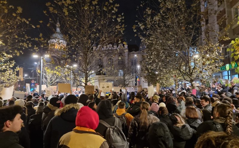 A doua seară de proteste împotriva lui Călin Georgescu la Cluj-Napoca. Mii de tineri au ieșit din nou în stradă