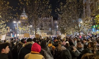 A doua seară de proteste împotriva lui Călin Georgescu la Cluj-Napoca. Mii de tineri au ieșit din nou în stradă