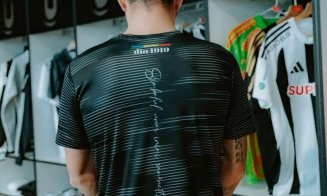 Dan Nistor de la "U" Cluj, "fotomodel" pentru tricoul aniversar - "Simbolul unor inimi româneşti"
