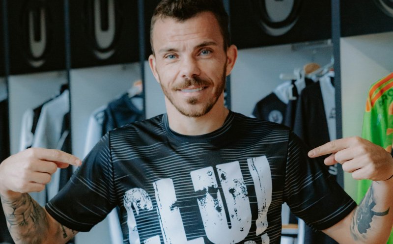Dan Nistor de la "U" Cluj, "fotomodel" pentru tricoul aniversar - "Simbolul unor inimi româneşti"