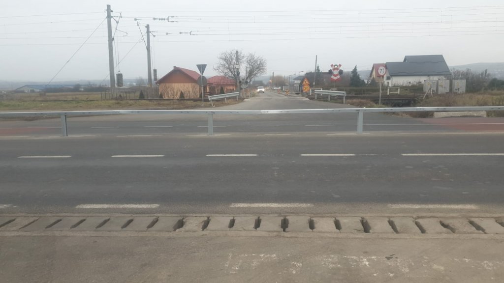 ”Bizar” pe o șosea din Cluj: Linie întreruptă, la pachet cu parapet?