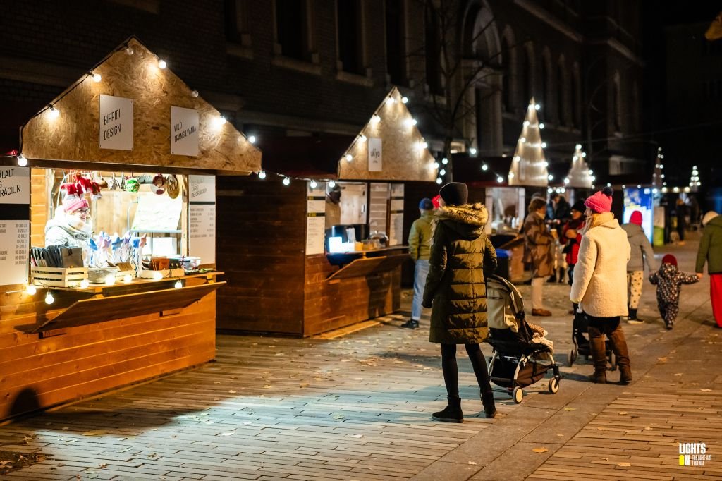 Ce găsești la Celălalt Târg din Cluj-Napoca și cât costă mâncarea și băutura: langos, clătite, vin fiert și cafea la 10 lei