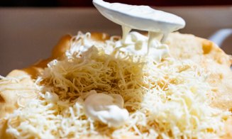 Ce găsești la Celălalt Târg din Cluj-Napoca și cât costă mâncarea și băutura: langos, clătite, vin fiert și cafea la 10 lei