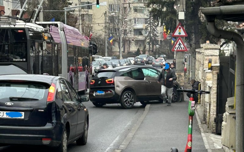 Un clujean a intrat cu mașina direct într-un stâlp. Trafic îngreunat