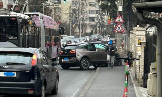 Un clujean a intrat cu mașina direct într-un stâlp. Trafic îngreunat