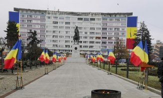 1 DECEMBRIE, la Cluj-Napoca: depunere de jerbe și flori, în Piața Mihai Viteazu