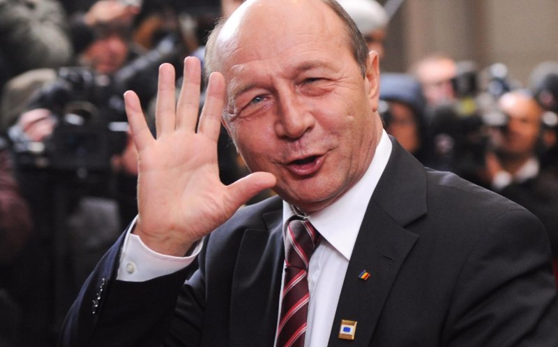 Traian Băsescu: „Românii să aleagă conducători care vor să menţină cursul actual al României”
