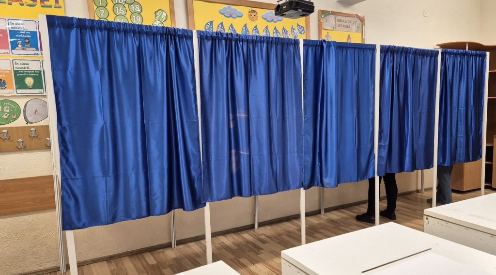 Situație bizară la o secție de votare din Cluj: Un bărbat a intrat în cabina de vot cu familia, cu acordul președintelui secției