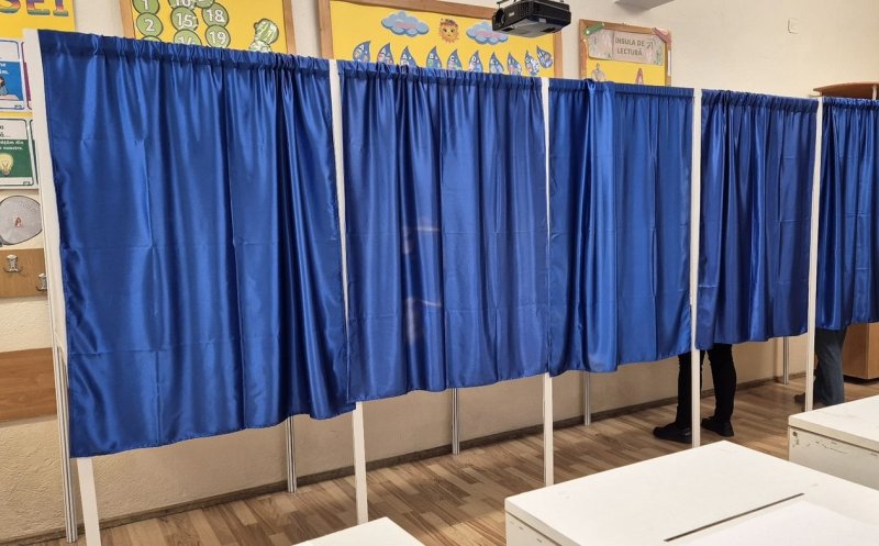 Situație bizară la o secție de votare din Cluj: Un bărbat a intrat în cabina de vot cu familia, cu acordul președintelui secției