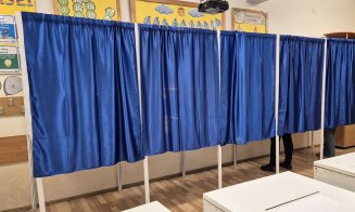 Situație bizară la o secție de votare din Cluj: Un bărbat a intrat în cabina de vot cu familia, cu acordul președintelui secției