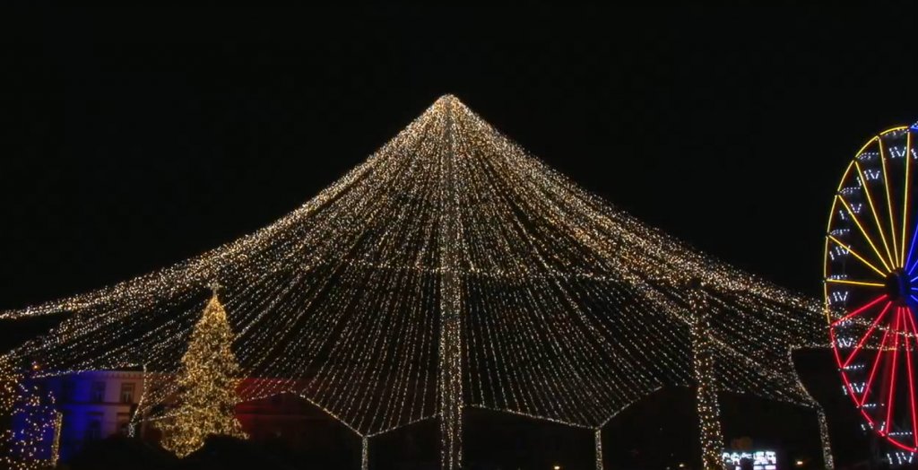 Cluj-Napoca dă startul sărbătorilor de iarnă: Iluminatul festiv aprins în Piața Unirii. Spectacole și show de drone