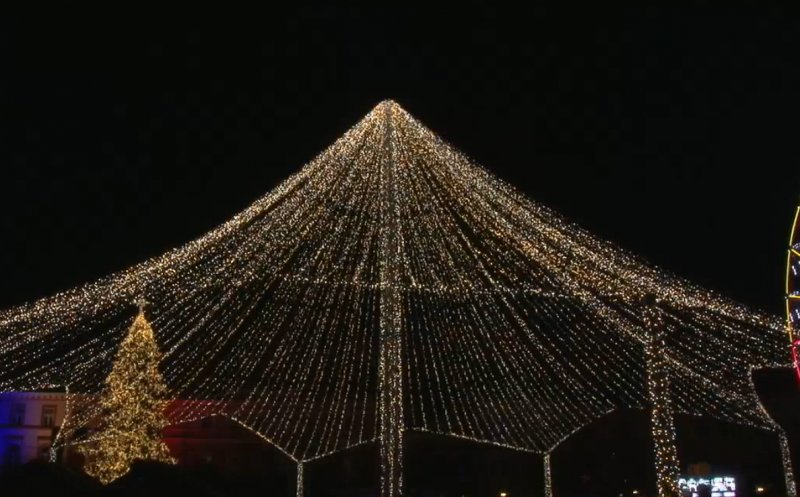 Cluj-Napoca dă startul sărbătorilor de iarnă: Iluminatul festiv aprins în Piața Unirii. Spectacole și show de drone