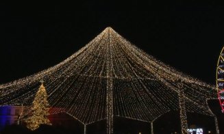 Cluj-Napoca dă startul sărbătorilor de iarnă: Iluminatul festiv aprins în Piața Unirii. Spectacole și show de drone