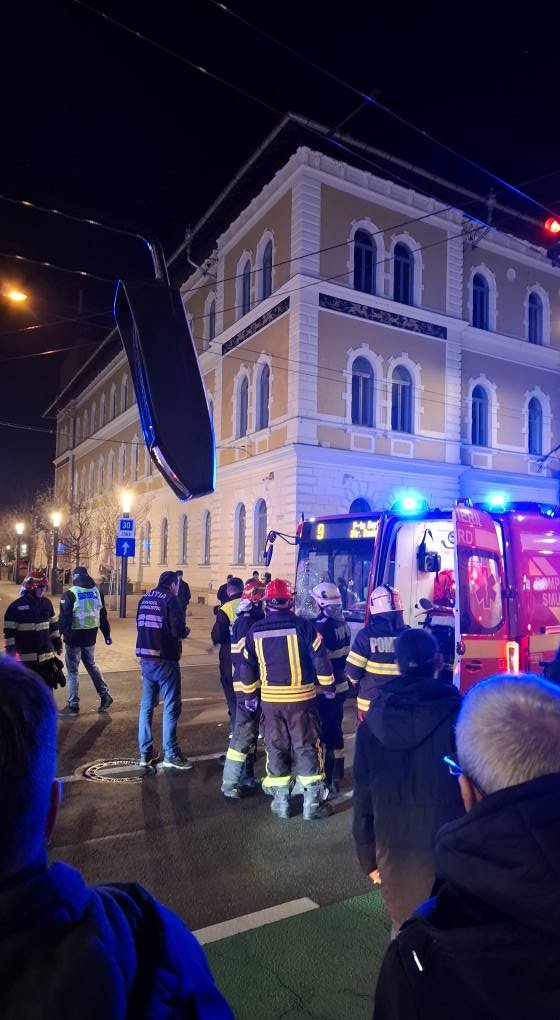 Accident cu autobuz în fața magazinului Central din Cluj-Napoca / Un bărbat este în stare foarte gravă
