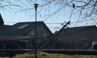 Accident în Cluj: Un tânăr a intrat cu mașina direct într-un stâlp