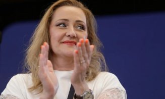 Elena Lasconi pune capăt speculațiilor LGBT: „Uitaţi-vă la mine! Eu sunt căsătorită cu un bărbat”