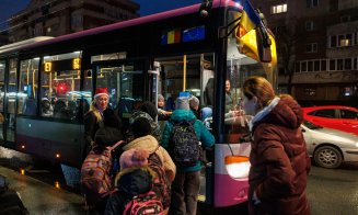 Surpriză în drum spre școală! Moș Nicolae, în haine de polițist local, a urcat autobuzele școlare și le-a împărțit cadouri copiilor