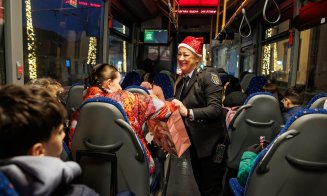 Surpriză în drum spre școală! Moș Nicolae, în haine de polițist local, a urcat autobuzele școlare și le-a împărțit cadouri copiilor