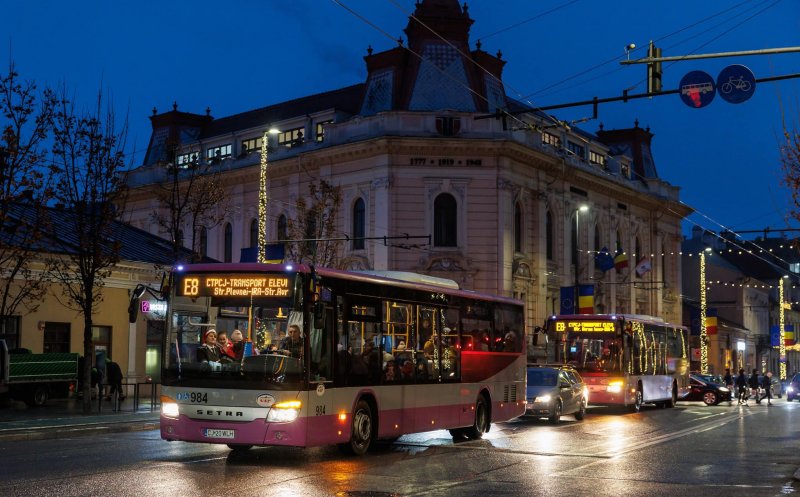 Surpriză în drum spre școală! Moș Nicolae, în haine de polițist local, a urcat autobuzele școlare și le-a împărțit dulciuri copiilor