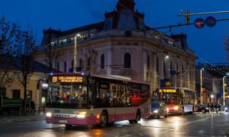 Surpriză în drum spre școală! Moș Nicolae, în haine de polițist local, a urcat autobuzele școlare și le-a împărțit dulciuri copiilor