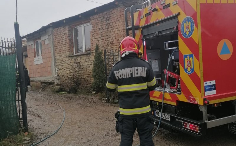 O casă a luat FOC într-o localitate din Cluj. Pompierii intervin de urgență