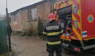 O casă a luat FOC într-o localitate din Cluj. Pompierii intervin de urgență