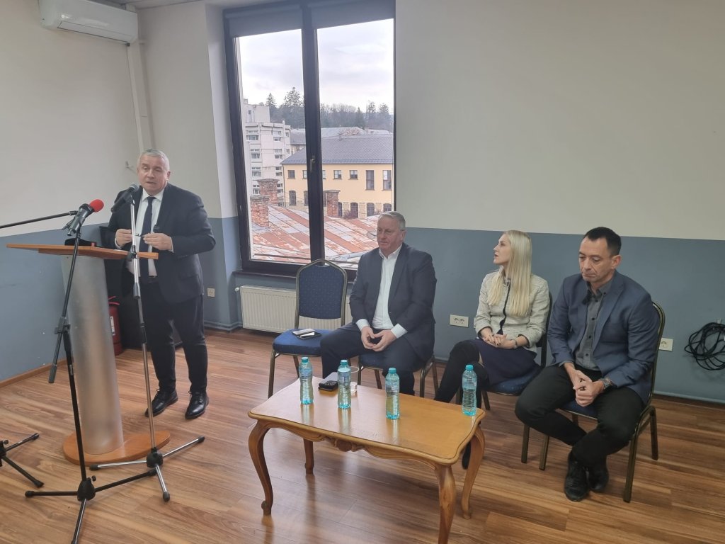 Liderii clujeni ai PNL, PSD, USR și UDMR și-au dat mâna pentru susținerea Elenei Lasconi: „Avem de ales între Europa vs Rusia”