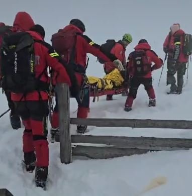 Salvare la limită! Ucrainean fugar, rămas blocat într-o râpă. Alți doi, extraşi de salvamontiști de pe munte cu ajutorul elicopterului SMURD