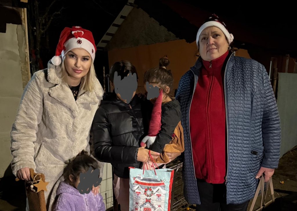Moșul a venit în Cluj și la cei mai puțin norocoși. O femeie a împărțit cadouri la sute de copii din județ
